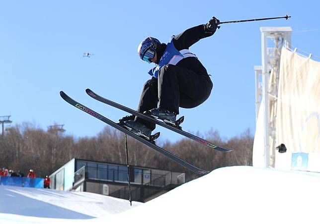 Gu Ailing of China in action during the women's halfpipe final at the FIS Freeski World Cup in Zhangjiakou, north China's Hebei Province on Dec. 9, 2023. (Xinhua/Yang Shiyao)