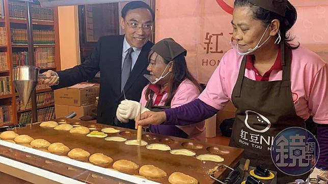 法務部部長蔡清祥和「紅豆NI」收容人學員一起做紅豆餅。