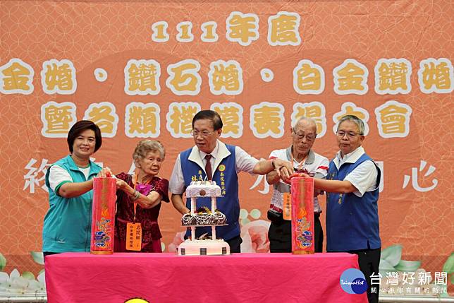 代表點喜燭切蛋糕的名間鄉陳宗英、陳林秀沼夫婦都已高齡90歲。