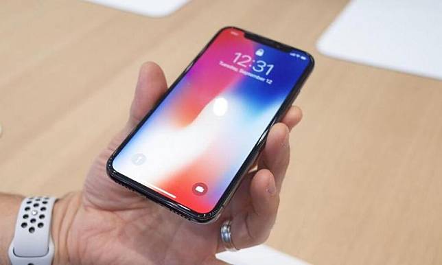 蘋果去年推出 iPhone X 搭載 5.8 吋OLED「劉海」全螢幕。(圖翻攝自iDropNews)