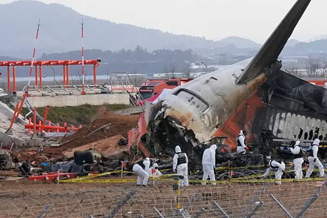 ▲韓國濟州航空29日發生大規模空難，造成179人死亡，僅有2位空服員倖存。（圖／美聯社／達志影像）