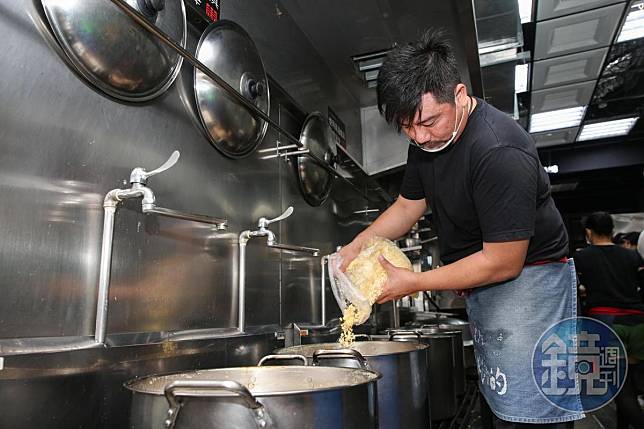 1966年開業的阿娘給的蒜味肉羹，使用大量新鮮現攪的蒜頭增添風味。老店現由第二代老闆林佳宏打理。
