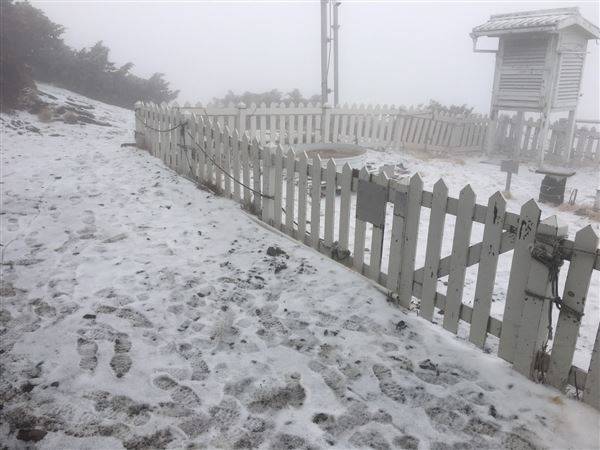 玉山北峰今早降雪情形。（中央氣象局玉山氣象站提供）
