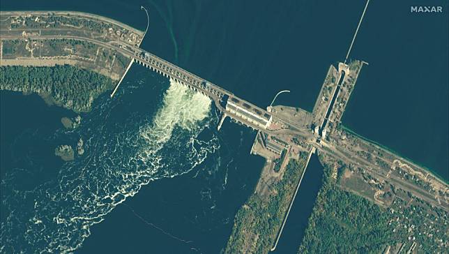 衛星圖像顯示，2022 年 10 月 18 日的卡霍夫卡（Kakhovka）水力發電廠大壩。   圖:翻攝自Maxar Technologie