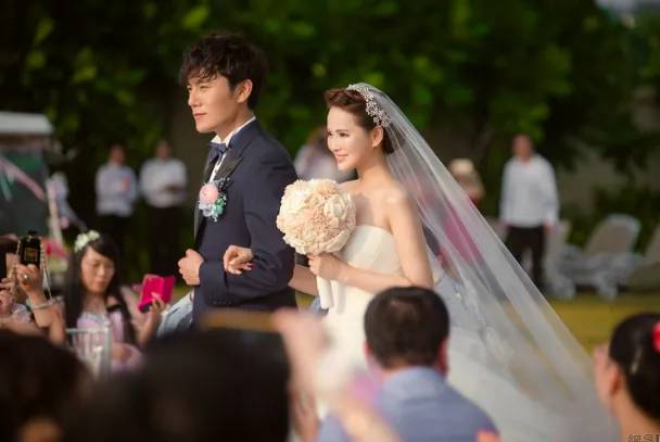 伊能靜在11年前與秦昊連辦3場婚宴。翻攝微博