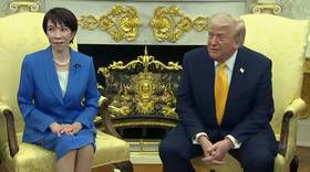 川普回應日本媒體記者提問突襲伊朗時，重提二戰日本偷襲珍珠港事件，讓一旁日本首相高市早苗露出尷尬表情。(翻攝白宮影片)