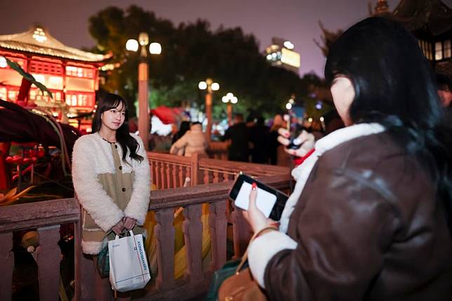 An ROK tourist poses for photos at the Yuyuan Garden in east China's Shanghai, Dec. 25, 2024. (Xinhua/Wang Xiang)