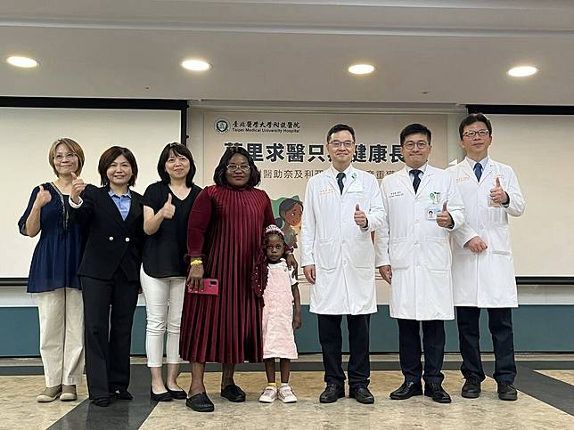 北醫附醫院長施俊明（右3）表示，這場跨越萬里的治療不只是完成一場手術，更改變了一個孩子的人生。記者廖靜清／攝影