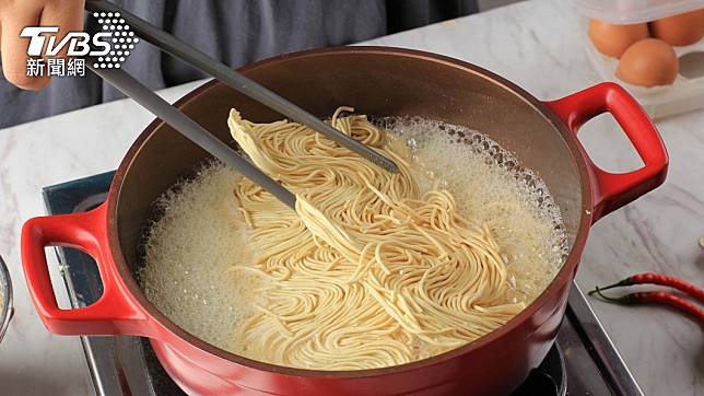 「颱風麵」是許多人回憶中的味道。（示意圖／shutterstock達志影像）