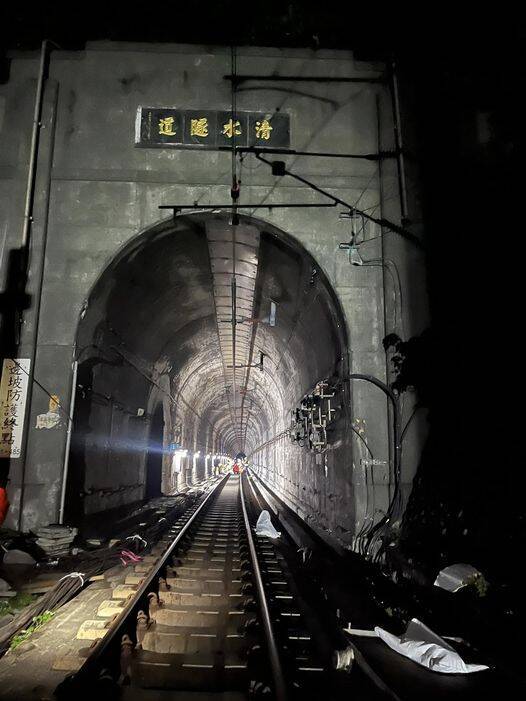 太魯閣事故家屬進入清水隧道內發現遺骨。(擷自《太魯閣的眼淚》臉書)