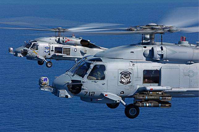 兩架現役的MH-60R「海鷹」直升機。（圖片取自美國海軍）