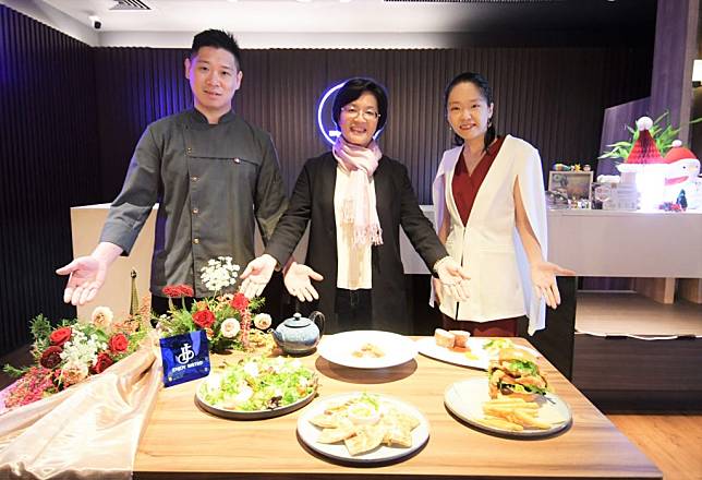 王惠美讚揚戴士傑、李易珊夫妻將彰化農產變美食有成，歡迎大家返家創業。（記者曾厚銘攝）