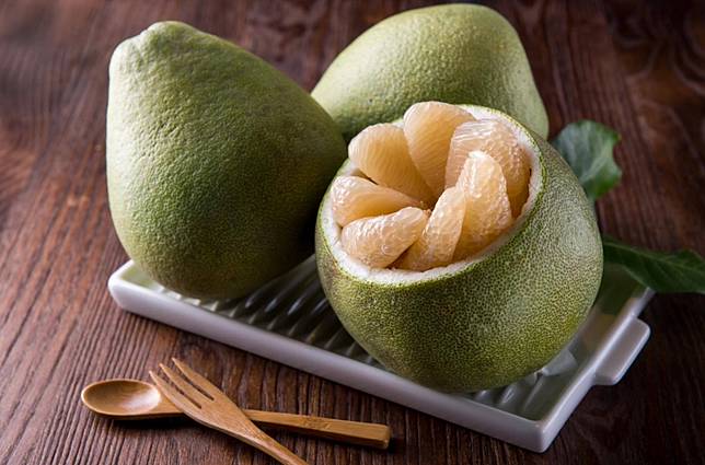 ▲如果你也想要當個中秋網美，別忘了剝個柚子盅喔！（圖/Shutterstock）