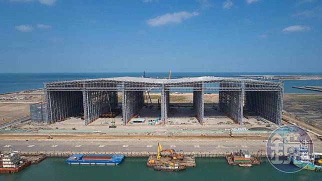 世紀鋼構台北港廠房特別設計為製造風電相關物件的廠房，目前深度120米，年底將會擴建至200米深。（賴文祥提供）