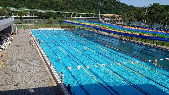 大湖公園游泳池「疑似遭惡意倒油」停業，體育局駁斥：因遊客塗防曬（圖／大湖公園游泳池FB）