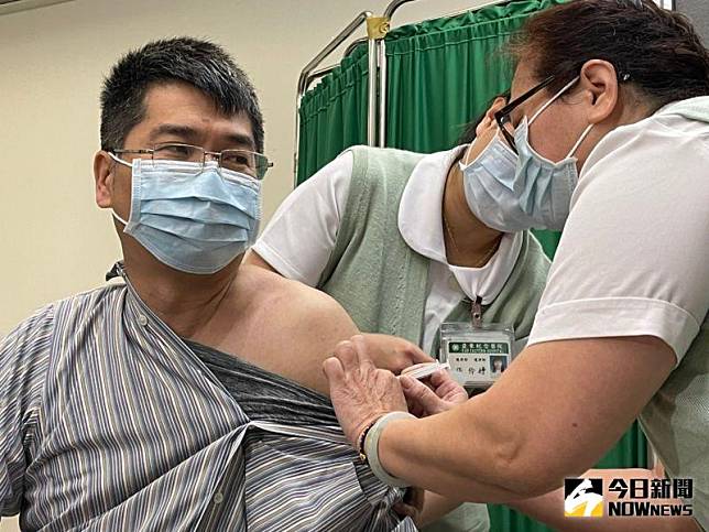 亞東首位自費打疫苗
