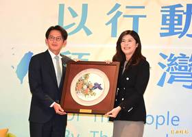 國民黨主席鄭麗文、民眾黨主席黃國昌今日舉行「以行動顧台灣—主席高峰會談」，鄭麗文在會中致贈黃國昌一對藍色、白色的台灣藍鵲瓷器，象徵藍白共行。(記者王藝菘攝)