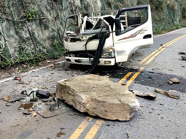 台7甲落石砸車！副駕命危駕駛送醫搶救