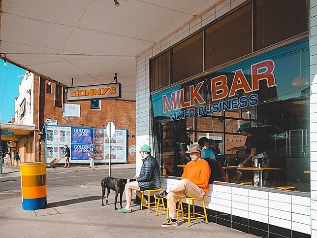瘦子快餐（Skinnys Eatery）的前身為建於1930年代的「星道街角牛奶吧」（The Brightway Corner Milk Bar）。（圖片來源：SkinnysEatery官方IG帳號）
