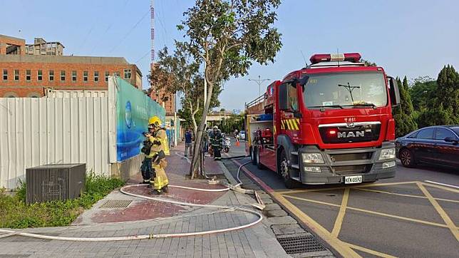 新竹縣竹北市今天下午多處傳出有瓦斯臭味，縣府消防局派員到場偵測且警戒。(竹縣府消防局提供)