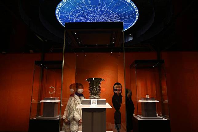 Visitors view the He Zun, an ancient bronze vessel, during an exhibition held at the Palace Museum in Beijing, capital of China, Jan. 25, 2022. (Xinhua/Jin Liangkuai)