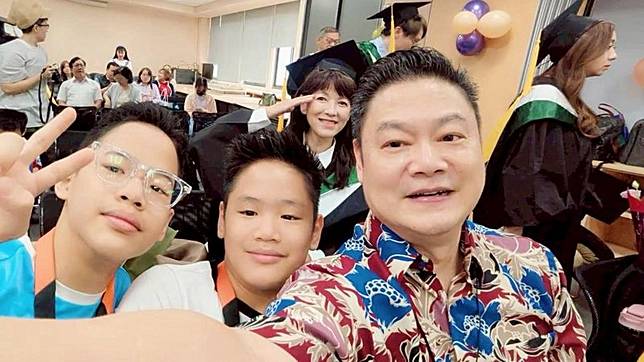 陳明真（後）一家四口難得同框。陳明真提供