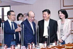 國民黨立法院黨團1日舉行「第11屆第4會期黨團幹部就職典禮」，民進黨團總召柯建銘(左二)應邀與會，向新任書記長羅智強(左起)、總召傅崐萁、卸任書記長王鴻薇致意。(記者方賓照攝)