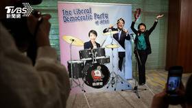 自民黨大會的會場內，擺放了高市早苗打鼓的等身比例大看板，供與會者合影。(圖／達志影像路透社)