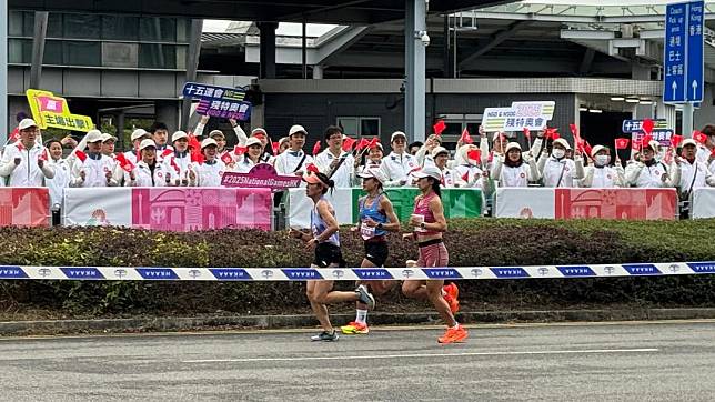 港隊代表司徒兆殷(中)跑畢香港賽道返回深圳　黃子希攝