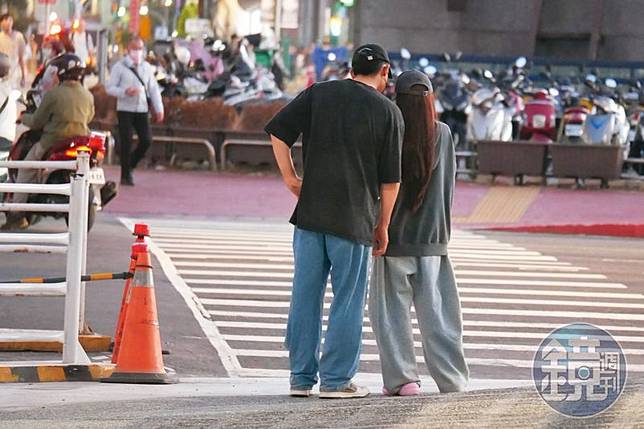 等待過馬路時，林襄與馬傑森貼著彼此，相處起來宛如小情侶一樣。