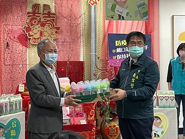 台南市長黃偉哲感謝凱健企業董事長曾朝滿捐贈智慧測溫奶瓶予台南市的新生寶寶