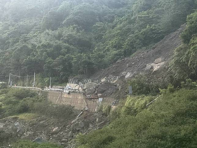 苗62線持續落石，逾千噸阻斷交通。(苗縣府提供)