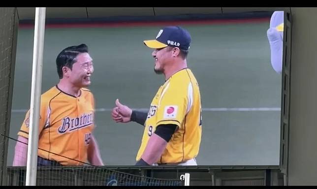 PSY擔任開球嘉賓，球員陳俊秀比出讚手勢，為他加油打氣。（圖／讀者提供）