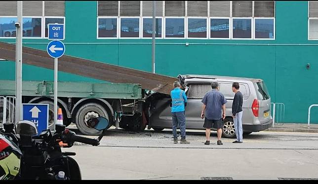 屯門恆富街客貨車撼貨車，車頭遭工字鐵壓扁如廢鐵。(車cam L（香港群組）Facebook)