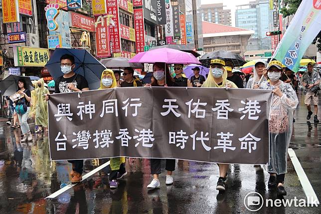 挺港團體聲援香港民主運動，台灣撐香港、反極權大遊行。   圖：林朝億/攝（資料照片）