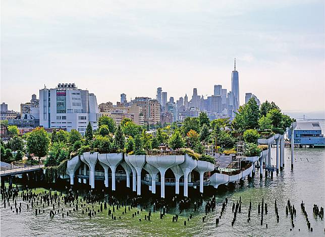 Little Island樓板四角揚起，確保陽光可以照射到公園底的水面，以免影響河流的生態平衡。（作者提供）