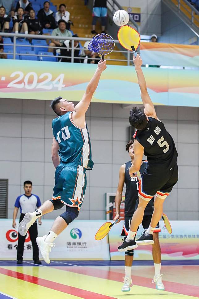 This photo shows a men's group match of pearl ball between Xinjiang and Zhejiang at China's 12th National Traditional Games of Ethnic Minorities on Saturday. (Xinhua/Chang Nengjia)