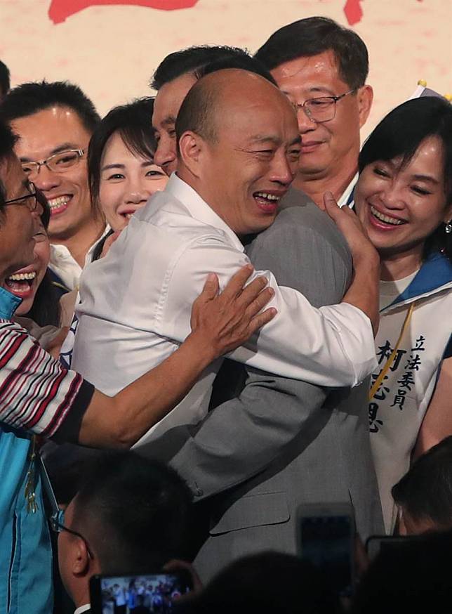 國民黨總統參選人韓國瑜（左）15日出席台商秋節聯誼會，與前總統馬英九（右）終於在相遇，韓國瑜除了與馬英九握手之外，兩人也熱情的擁抱。（鄭任南攝）