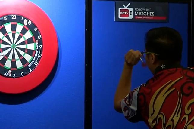 Leung Kai-fan throws the winning dart against Lisa Ashton at the UK Q School event in Wigan, England. Photo: PDC