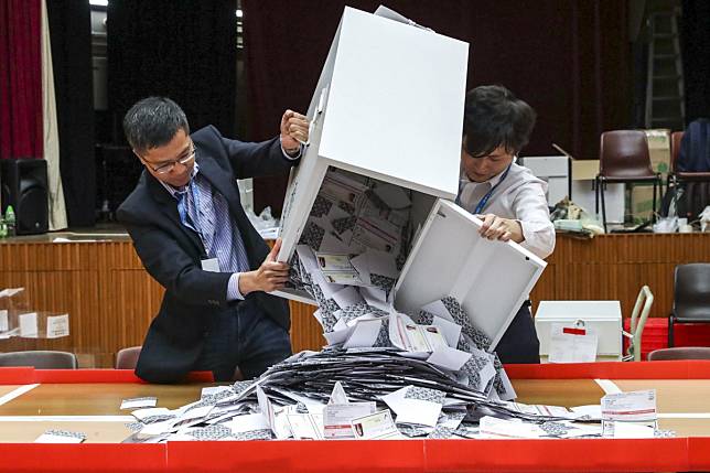 With a tentative date of September 6 is in place for the upcoming Legislative Council election, the government is moving ahead with recruiting civil servants to work at polling stations. Photo: Edmond So