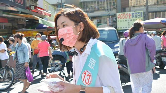 民眾黨士林北投區議員參選人「學姊」黃瀞瑩，17日在臉書上吐露心聲，表示對於被外界說「選情穩」感到心情沉重。