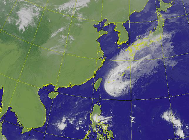 第27號颱風「鳳凰」，在台灣東側海面向北轉北北東進行，強度將漸減弱，對陸地影響不大，海邊活動應注意。   圖：截自中央氣象局