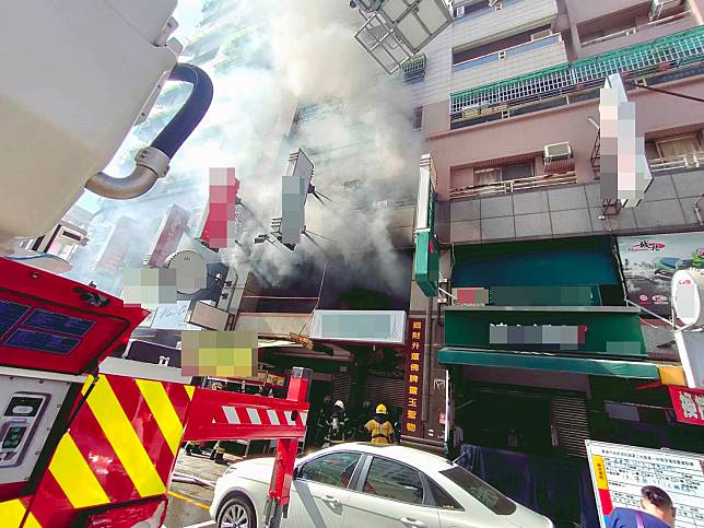 高雄三民區義華路一棟十四層大樓火警，消防人車從大樓內救出2人送醫。（記者鐘敏綺／翻攝）