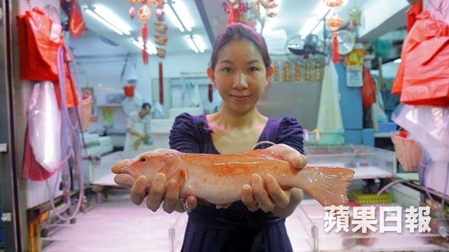 經營海產生意多年的阿鳳指，星斑是較受歡迎的魚類之一。(蘋果日報)