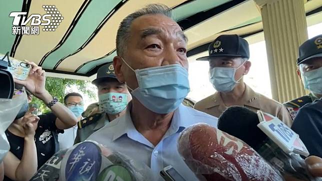 國防部長邱國正抵達醫院探視機工長。（圖／TVBS）