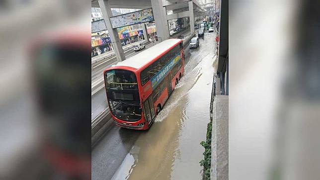 觀塘道往旺角方向兩條行車受泥水淹浸