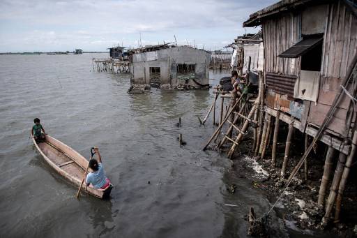 หลายเมืองริมฝั่งมหาสมุทรทางตอนเหนือของฟิลิปินส์ ประสบภาวะน้ำทะเลท่วมท้นฝั่ง เกิดภาวะน้ำกร่อย Noel CELIS / AFP