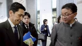 日本外務省亞洲大洋洲局長金井正彰（左）與中國外交部亞洲局長劉勁松，11月18日在中國北京進行磋商後離去。路透社