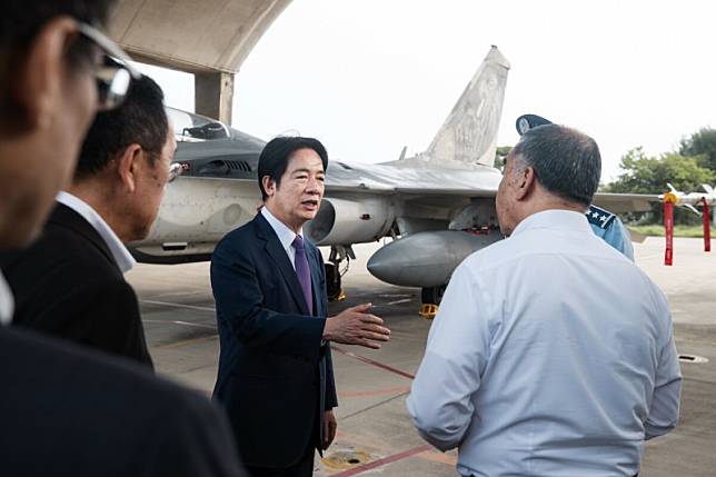 賴清德談起中方持續片面改變台海現狀。圖為其日前訪視空軍第三戰術戰鬥機聯隊。 圖：總統府提供