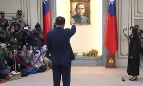 民進黨立委王義川去年12月2日在立法院二樓會客室，在大法官蔡彩貞監誓下，面對國父遺像，舉手宣誓會恪遵憲法，效忠國家。（圖／翻攝畫面）